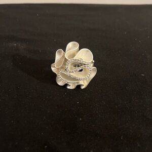 Super cute flower like ring!